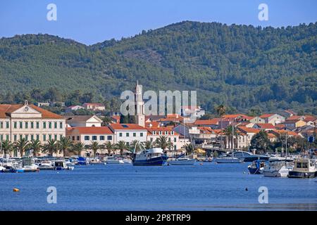 St. Joseph-Kirche und Hafen der kleinen Stadt Vela Luka auf der Insel Korčula in der Adria, Dalmatien, Dubrovnik-Neretva County, Kroatien Stockfoto