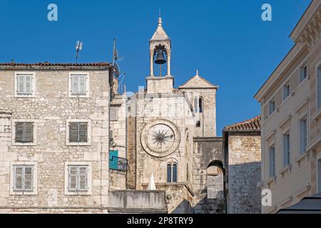 Glockenturm-Kirche und Stadtuhr aus dem 11. Jahrhundert am Pjaca-Platz in der Stadt Split, Split-Dalmatien, Kroatien Stockfoto