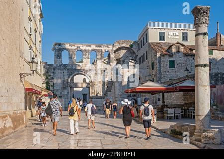 Touristen besuchen das Silberne Tor / Srebrna vrata der Ruinen des römischen Diokletianpalastes in der stari-Klasse der Stadt Split, Split-Dalmatien, Kroatien Stockfoto