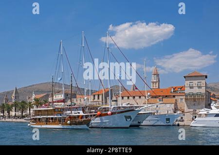 Große Segelschiffe/Yachten, die im Hafen der historischen Altstadt von Trogir an der Adria, Split-Dalmatien County, Kroatien vor Anker liegen Stockfoto
