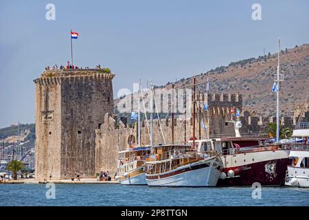 Touristen auf dem Verigaturm, Teil der Burg Kamerlengo, Festung aus dem 15. Jahrhundert in der Altstadt von Trogir entlang der Adria, Split-Dalmatien, Kroatien Stockfoto