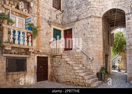 Malerisches mittelalterliches Haus in der historischen Altstadt von Trogir entlang der Adria, Split-Dalmatien County, Kroatien Stockfoto