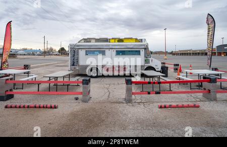 Hobbs, New Mexico, USA – 19. Februar 2023: Der Food Truck Rock N’ Taco auf einem leeren Parkplatz ist am frühen Morgen zu sehen Stockfoto