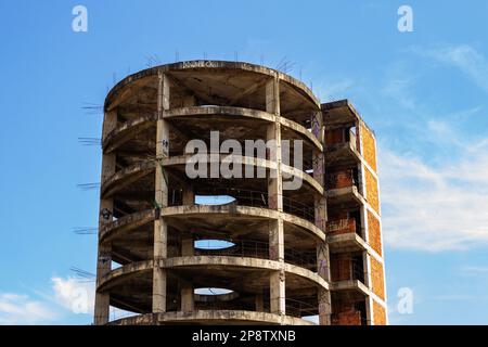 Goiania, Goias, Brasilien – 05. März 2023: Ein Gebäude aus Ziegeln und Zement, aber unvollendet und verlassen, mit blauem Himmel dahinter. Stockfoto