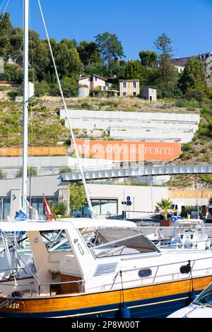 Ventimiglia, Italien - August 2022: Der Hafen von Cala del Forte, brandneues, hochmodernes Yachthafen-Hotel von Monte Carlo Stockfoto