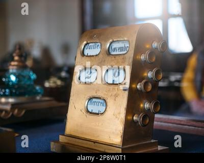 Ein alter Vintage-Desktop-Kalender auf dem Tisch zeigt den 26. November. Stockfoto