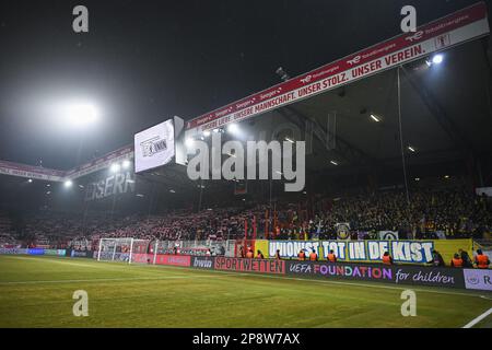 Berlin, Deutschland, 09. März 2023, die Fans der Union wurden während eines Fußballspiels zwischen der Deutschen Union Berlin und der belgischen Royale Union Saint-Gilloise am Donnerstag, den 09. März 2023 in Berlin, dem ersten Teil der Runde 16 der UEFA Europa League, fotografiert. BELGA FOTO LAURIE DIEFFEMBACQ Stockfoto