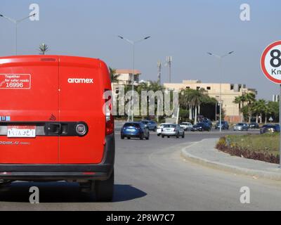 Kairo, Ägypten, März 8 2023: Aramex Vehicle for Shipment and Delivery, Aramex CO ist ein Logistikunternehmen, das weltweit an jedes Ziel liefert, internat Stockfoto