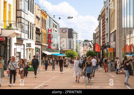 Fußgänger in der angenehmen Einkaufsstraße im Zentrum von Groningen. Stockfoto