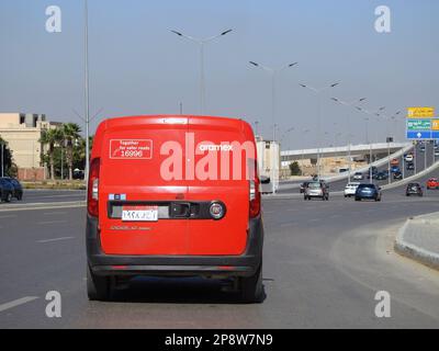 Kairo, Ägypten, März 8 2023: Aramex Vehicle for Shipment and Delivery, Aramex CO ist ein Logistikunternehmen, das weltweit an jedes Ziel liefert, internat Stockfoto