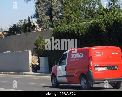 Kairo, Ägypten, März 8 2023: Aramex Vehicle for Shipment and Delivery, Aramex CO ist ein Logistikunternehmen, das weltweit an jedes Ziel liefert, internat Stockfoto