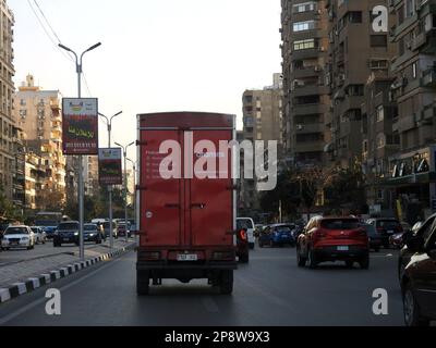 Kairo, Ägypten, März 8 2023: Aramex Vehicle for Shipment and Delivery, Aramex CO ist ein Logistikunternehmen, das weltweit an jedes Ziel liefert, internat Stockfoto