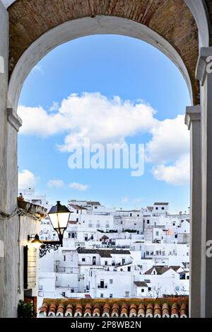 Blick auf die Stadt Vejer de la Frontera. Route der weißen Dörfer von Cadiz, Andalusien Stockfoto