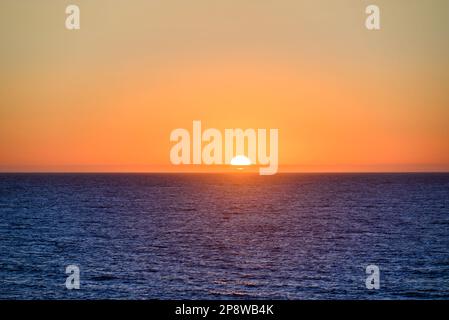 Wunderschöner Sonnenuntergang am Strand von Caños de Meca, Barbate, Cádiz Stockfoto