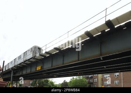 Bronx, NY - 13. Juni 2021: Weitwinkelperspektive des New York City Elevated 6 Zuges in der Bronx. Stockfoto