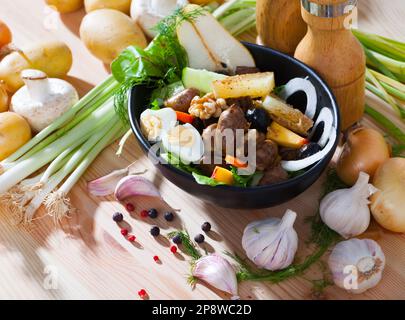 Hühnerherzen, Käse und Wachteleier Stockfoto