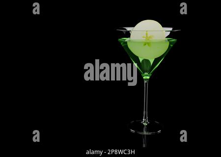 Grüner Appletini-Cocktail mit einer Scheibe Apfel in martini-Glas auf schwarzem Hintergrund Stockfoto