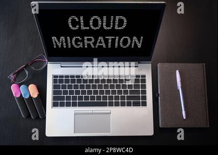 Draufsicht des Laptops mit Text-Cloud-Migration. Migration in die Cloud. Stockfoto