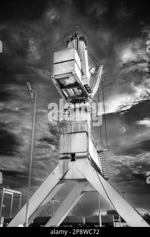 Ein riesiger Kran am Kai am Containerhafen Phnom Penh am Mekong in Kambodscha. Stockfoto