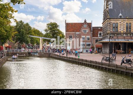 Stadtbild des Zentrums der historischen Stadt Alkmaar in den Niederlanden. Stockfoto