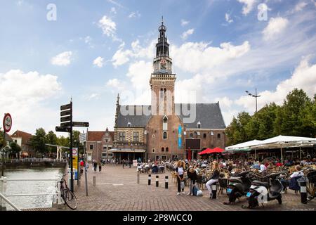 Marktplatz in der Nähe des Wägezentrums im Zentrum der niederländischen Stadt Alkmaar. Stockfoto