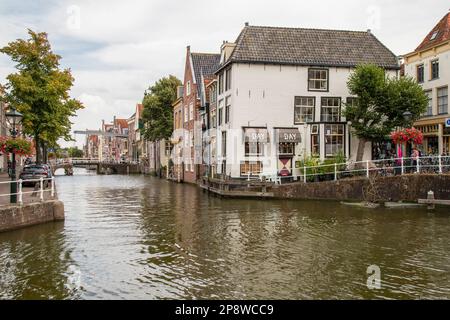 Kanalhäuser und Zugbrücke im Zentrum der malerischen Stadt Alkmaar in den Niederlanden. Stockfoto