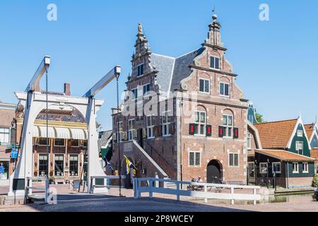 Rathaus im malerischen niederländischen Dorf de Rijp im Beemster. Stockfoto