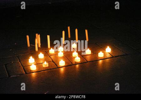 Izmir, Türkei. 08. März 2023. Demonstranten zünden Kerzen während der Demonstration an. Tausende von Menschen nahmen an der Kundgebung zur Unterstützung der Frauenrechte am Internationalen Frauentag in Buenos Aires, Argentinien, Teil. (Foto: Yusuf Belek/SOPA Images/Sipa USA) Guthaben: SIPA USA/Alamy Live News Stockfoto