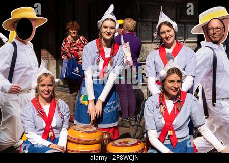 Holländische Käsemädchen auf dem Käsemarkt von Alkmaar in den Niederlanden. Stockfoto