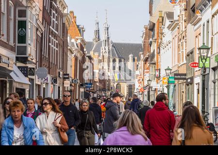 Geschäftige Einkaufsstraße im Zentrum von Alkmaar. Stockfoto