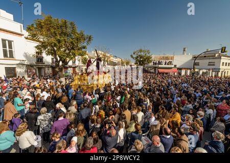 Arahal. Sevilla. Spanien. 15. April 2022. Die Prozession des Jesu Nazareno der Bruderschaft Jesu Nazareno; aus Arahal (Sevilla) während der Goo Stockfoto