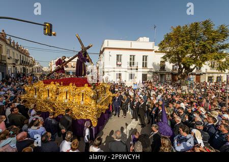 Arahal. Sevilla. Spanien. 15. April 2022. Die Prozession des Jesu Nazareno der Bruderschaft Jesu Nazareno; aus Arahal (Sevilla) während der Goo Stockfoto