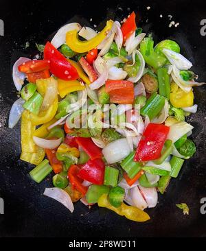 Draufsicht auf eine Auswahl an frischem Gemüse, das in einem Wok gebraten wird Stockfoto
