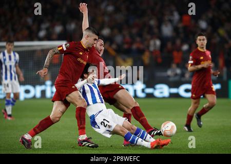 Rom, Italien. 09. März 2023. David Silva, Center von Real Sociedad, wird während der UEFA Europa League-Runde des 16. Fußballspiels zwischen Roma und Real Sociedad im Olympiastadion RomeÕs am 09. März 2023 von Gianluca Mancini, Left, und Bryan Cristante von AS Roma herausgefordert. Kredit: Riccardo De Luca - Update Images/Alamy Live News Stockfoto