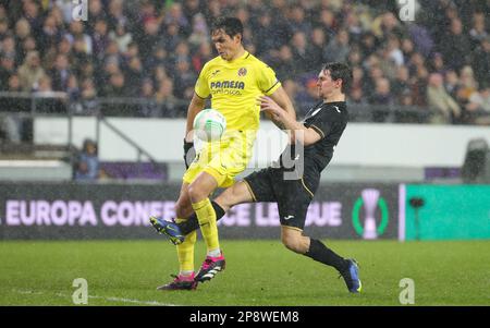 Anderlecht, Brüssel, Den 09. März 2023 Aissa Mandi von Villarreal und Benito Raman von Anderlecht kämpfen um den Ball während des Spiels zwischen der belgischen Fußballmannschaft RSC Anderlecht und der spanischen Fußballmannschaft Villarreal CF, der ersten Etappe der Runde 16 der UEFA Europa Conference League, in Anderlecht, Brüssel, Donnerstag, 09. März 2023. BELGA PHOTO VIRGINIE LEFOUR Stockfoto