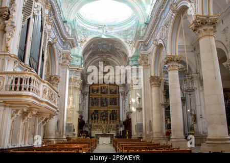 Innere des Doms von San Giorgio, „Kathedrale von St. George“, in Modica, Provinz Ragusa, Sizilien, Italien. In die Liste des Weltkulturerbes des UNWSR aufgenommen Stockfoto