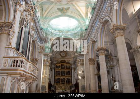 Innere des Doms von San Giorgio, „Kathedrale von St. George“, in Modica, Provinz Ragusa, Sizilien, Italien. In die Liste des Weltkulturerbes des UNWSR aufgenommen Stockfoto