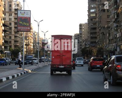 Kairo, Ägypten, März 8 2023: Aramex Vehicle for Shipment and Delivery, Aramex CO ist ein Logistikunternehmen, das weltweit an jedes Ziel liefert, internat Stockfoto