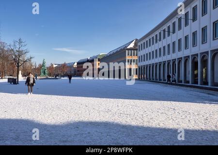 Karlsruhe, Deutschland - 12. Februar 2021: Gebäudereihe in Karlsruhe an einem kalten, verschneiten Wintertag in Deutschland. Stockfoto