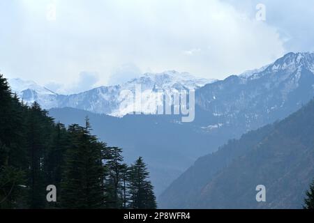 Schneebedeckter Himalaya-Gipfel vom indischen Bundesstaat Himachal Pradesh Stockfoto