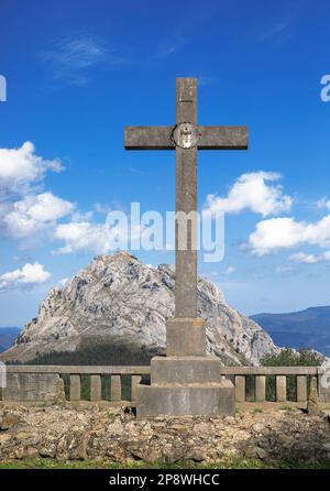 Details zu einem der Kreuze am Aussichtspunkt „Las tres Cruces“ im Naturpark Urkiola, Baskenland, Spanien. Sonniger Tag. Vertikale Ansicht. Stockfoto