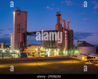 Abendlicher Blick auf das Cargill in Illinois Stockfoto