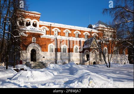 Winterlandschaft mit historischem Gebäude des Kristallmuseums von Gus-Khrustalny Stockfoto