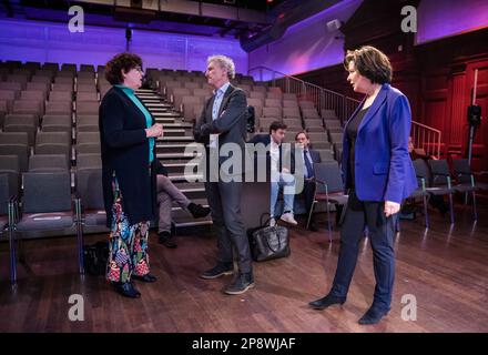 AMSTERDAM - (VLNR) Ilona Lagas (BBB), Paul Rosenmoller (Groenlinks), Theo Bovens (CDA) und Tineke Huizinga-Heringa (Christenunie) vor der Wahldebatte mit Parteiführern des Senats im Vorfeld der Provinzwahlen. Während der Debatte werden die verschiedenen Krisen diskutiert, mit denen das Land konfrontiert ist, wie die Stickstoffkrise und die Einwanderungskrise. ANP BART MAAT niederlande out - belgien out Stockfoto