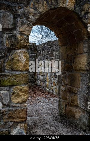 Große Mauern einer alten Burgruine mit Eingang Stockfoto