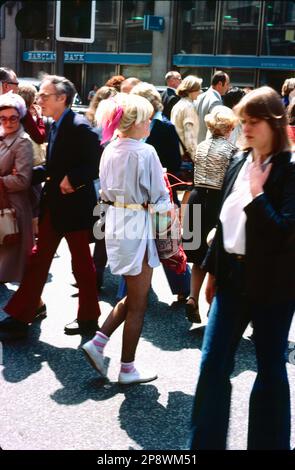 Großbritannien, London. 1977. Eine junge Frau, die ein modisches Punk-Outfit trägt. Stockfoto