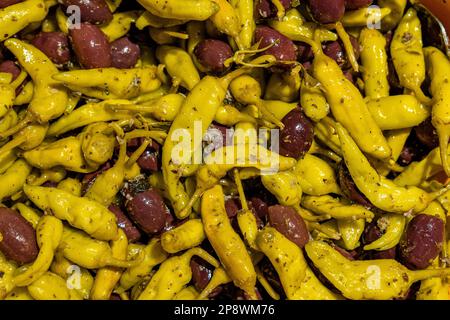 Scharfe Paprika und Oliven für die Hintergrundverarbeitung Stockfoto