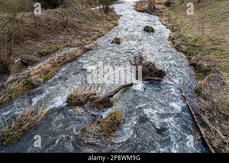 Kleiner Fluss durch die einsame und kalte Landschaft Stockfoto