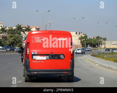 Kairo, Ägypten, März 8 2023: Aramex Vehicle for Shipment and Delivery, Aramex CO ist ein Logistikunternehmen, das weltweit an jedes Ziel liefert, internat Stockfoto