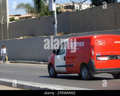 Kairo, Ägypten, März 8 2023: Aramex Vehicle for Shipment and Delivery, Aramex CO ist ein Logistikunternehmen, das weltweit an jedes Ziel liefert, internat Stockfoto